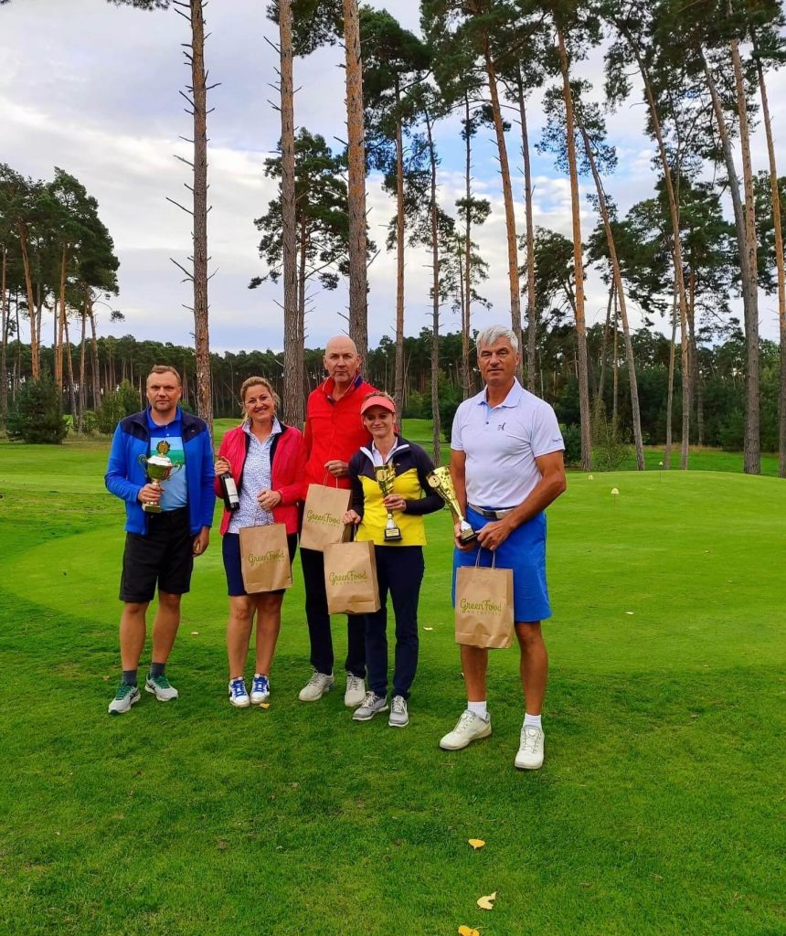 Group of golfers posting at Black & White Golf Resort Bratislava.